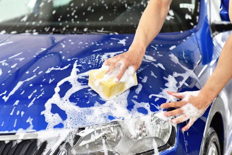 Auto waschen mit Schwamm