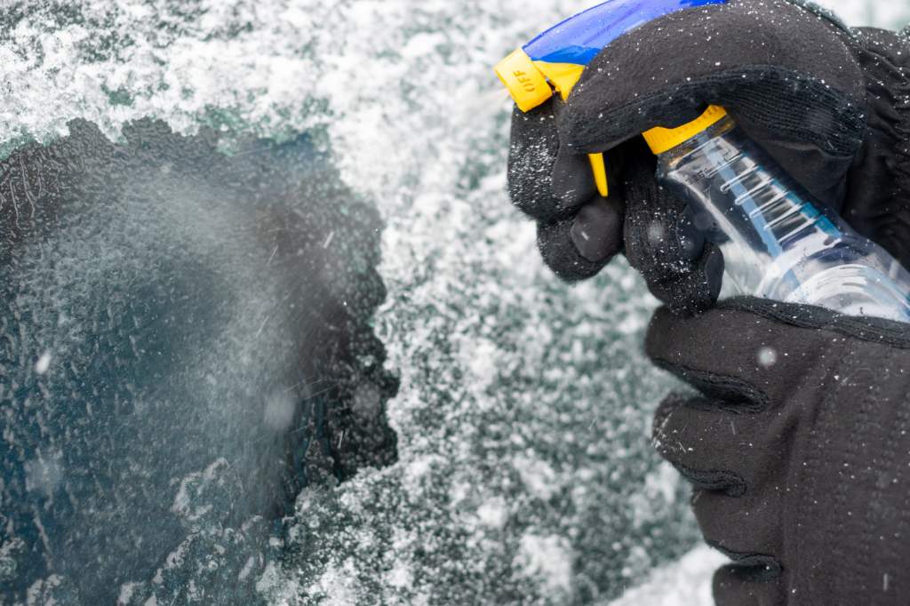 Scheibenenteiser: Diese Hilfsmittel sind im Winter ein Muss