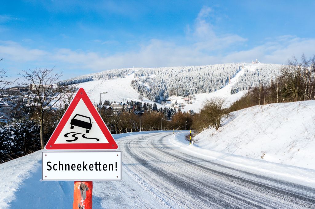 Schild Achtung Schneeketten