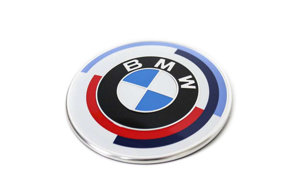 Nahaufnahme Des BMW-Markenlogos. Chrom-Auto-Emblem-Zeichen Auf Der Weißen  Motorhaube. Tuning Show, Tomsk, Russland 2019-06-15 Lizenzfreie Fotos,  Bilder und Stock Fotografie. Image 137380001.