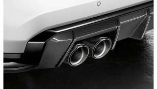 Die optionalen BMW Carbon Heckdiffusor- und Auspuffspitzen Mit tropfender  Autoseife auf EINEM BMW M4 F83 aus dem Jahr 2015 Cabriolet Stockfotografie  - Alamy